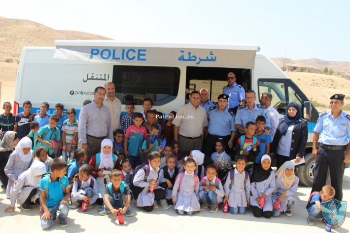 المركز المتنقل يزور مدرسة بادية بني نعيم وينفذ سلسلة فعاليات توعية للطلاب في الخليل