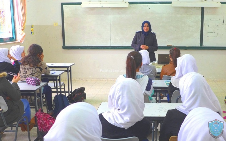 الشرطة تعقد محاضرتين حول الجرائم الالكترونية في مدرسة بنات محمود الهمشري  بطولكرم