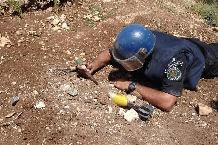 الشرطة تتلف قذيفة ار بي جي وقنبله من نوع ميلز في قريتي صره  وبزاريا غرب  نابلس