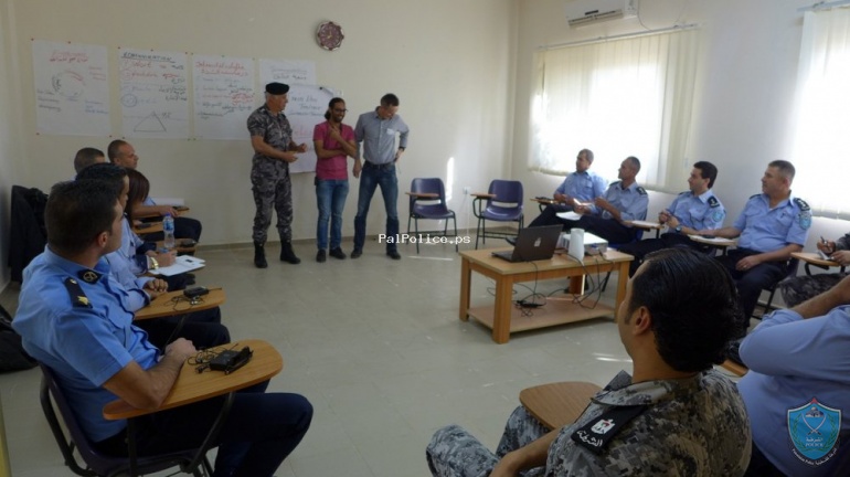 الشرطة تفتتح دورتين تخصصيتين في كلية فلسطين للعلوم الشرطية في اريحا