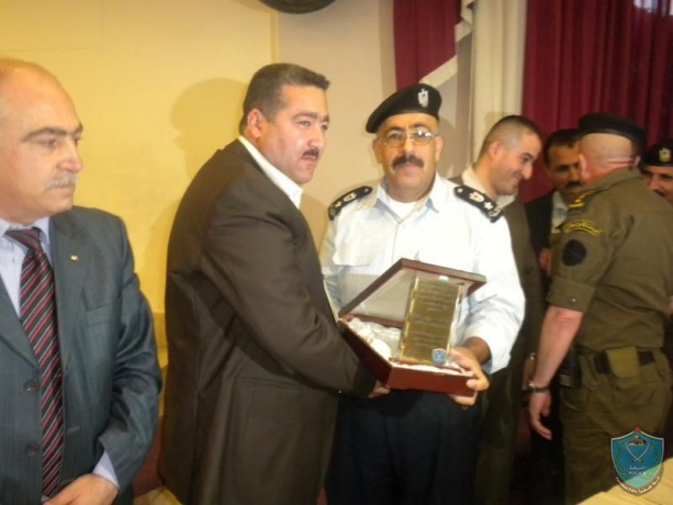 مدير شرطة محافظة قلقيلية يكرم مدير جهاز الأمن في قلقيلية