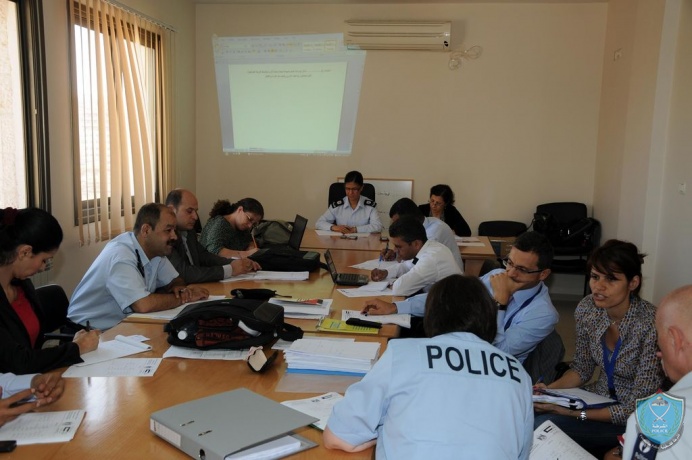 الشرطة تعقد ورشة عمل بعنوان ( دليل إجراءات العمل الموحدة لوحدة حماية الأسرة ) في رام الله