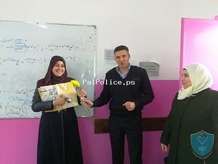الشرطة توزع الورود على المعلمات بمناسبة اليوم العربي للمعلم  بضواحي القدس.