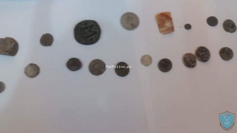 الشرطة تلقي القبض على شخص و بحوزته 36 قطع ومعادن نقدية أثرية قديمة في قلقيلية
