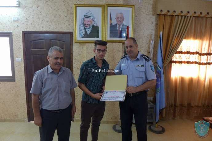 الشرطة تكرم طلبة الثانوية العامة من ابناء الشرطة في طوباس