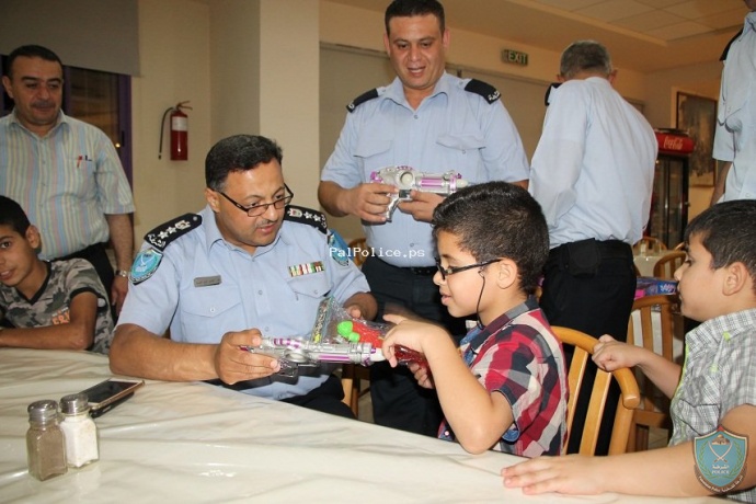 الشرطة تقيم مأدبة إفطار لأكثر من 40 طفل يتيم في بيت لحم