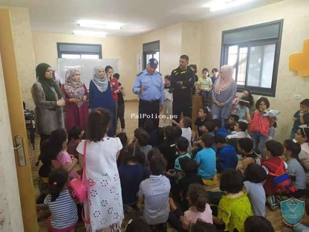 الشرطة تنظم يوم مروري لمخيم أطفال الخليل في الخليل