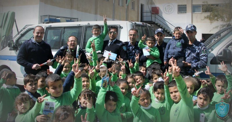 الشرطة تنظم نشاط ترفيهي لأكثر من 90 طفل من روضة الهدى في بيت لحم