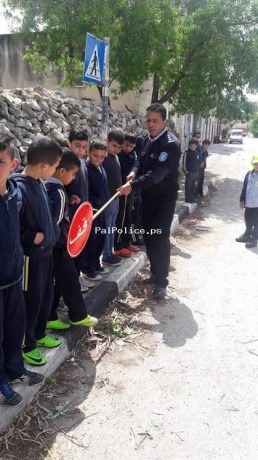 الشرطة تقدم التوعية الارشاد في في مدرسة لاتين عابود في رام الله