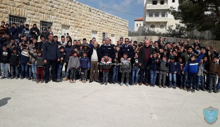 الشرطة تحاضر بأكثر من 250 طالب بقرية جورة الشمعة في بيت لحم