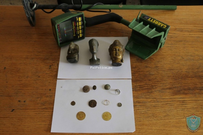 الشرطة تضبط 3 تماثيل و11 قطعة معدنية اثرية في الخليل