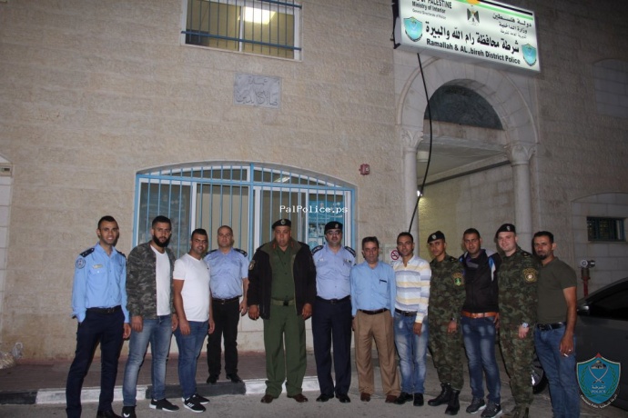 الشرطة وحملة شباب الخير توزع التمور والماء في المساجد ليلة القدر في رام الله