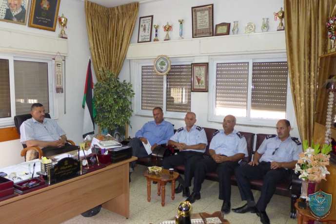 الشرطة تعقد اجتماع مع التربية والتعليم في ضواحي القدس