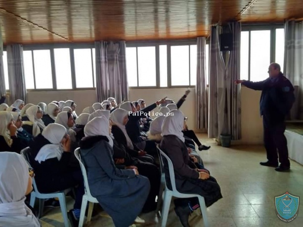 الشرطة تحاضر بطالبات المدارس الشرعية في قلقيلية