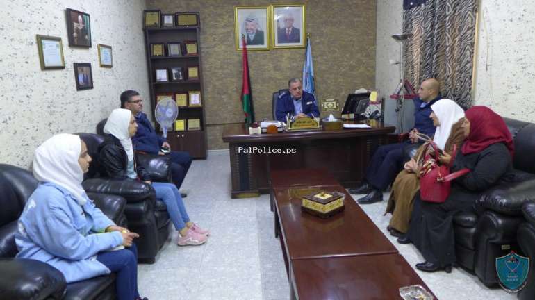 وفد طلابي من طالبات مدرسة الخنساء للبنات يزور الشرطة في قلقيلية