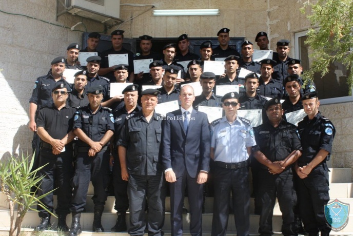 الشرطة تخرج دورة تخصصية لإدارة الحراسات في رام الله