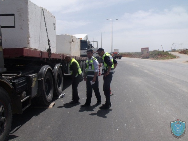 الشرطة تستخدم تقنية الميزان الرقمي لقياس حمولة الشاحنات في طوباس