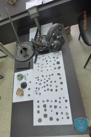 الشرطة تضبط جهازاً للتنقيب عن اثار و(99) قطعة معدنية أثرية في جنين