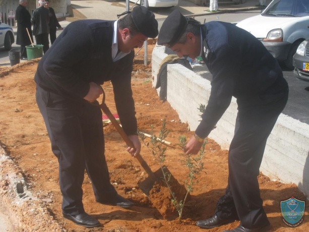 الشرطة تشارك في زراعة الاشجار بمناسبة يوم الارض في رام الله