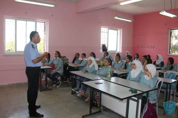 التوعية الشرطية تستهدف 150 طالبة في مدرسة بنت الأزور الاساسية العليا في البيره