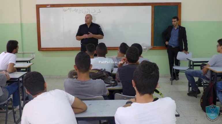 الشرطة تعقد محاضرة حول مخاطر الأجسام المشبوه والمفرقعات لطلاب مدرسة فايق كنعان بطولكرم