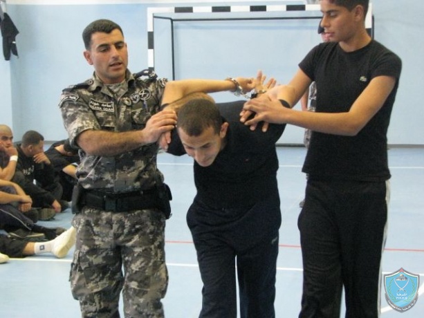 تخريج دورة في الدفاع عن النفس في كلية الشرطة في أريحا