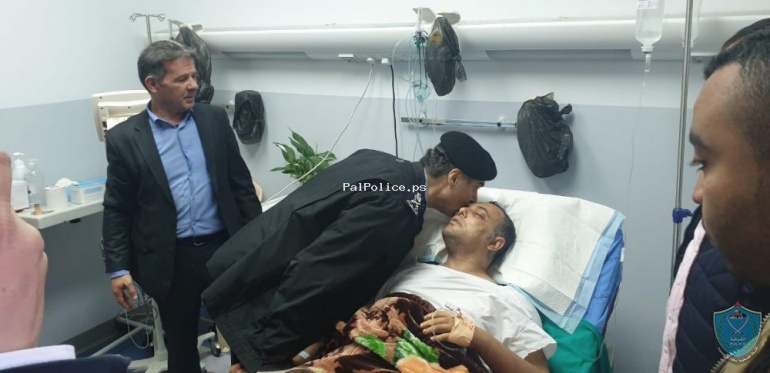 اللواء حازم عطا الله يزور الدكتور عاطف ابو سيف في مجمع فلسطين الطبي