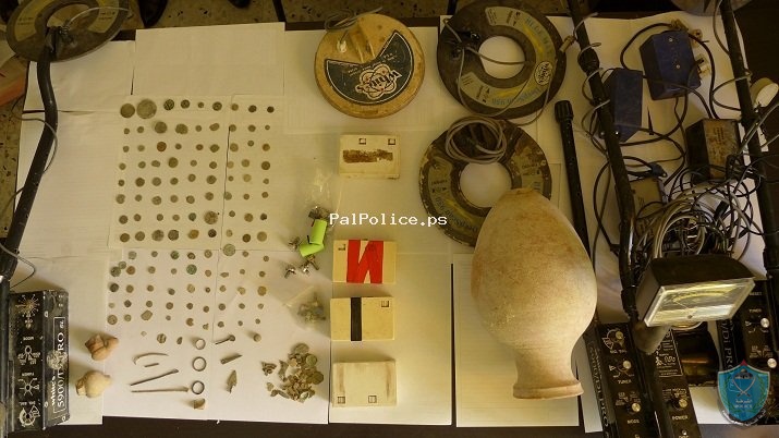 الشرطة تضبط 120 قطعة أثرية و3 أجهزة كشف عن المعادن بحوزة تاجر آثار بالخليل