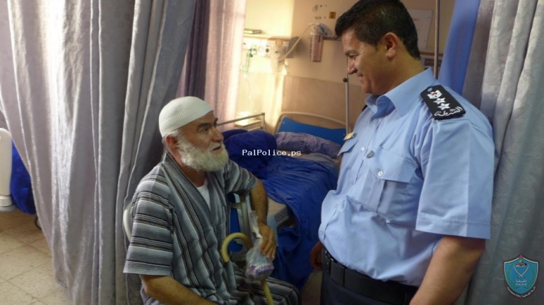 الشرطة توزع عبوات المياه والتمور على الصائمين بمستشفى الشهيد ياسر عرفات الحكومي بسلفيت