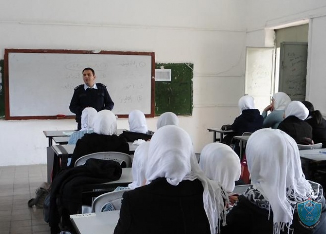 الشرطة تعطي محاضرة توعية مرورية في مدرسة شويكة الاساسية للبنات في طولكرم