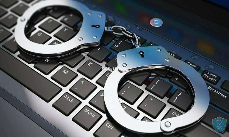 الشرطة تلقي القبض على شخص بتهمة التهديد و التشهير والابتزاز عبر الفيس بوك في قلقيلية