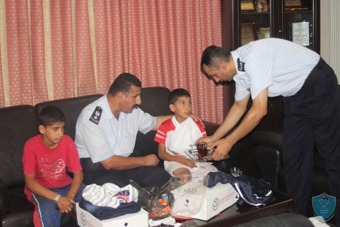 الشرطة و لجنة الاصلاح يقدمان ملابس لطفلين اعتدى عليهما المستوطنون في نابلس .