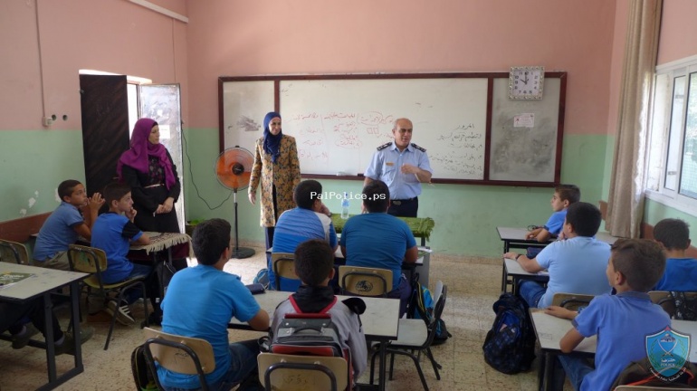 الشرطة تطلق المرحلة الأولى من برنامج المحاضرات الشرطية لطلبة المدارس في قلقيلية