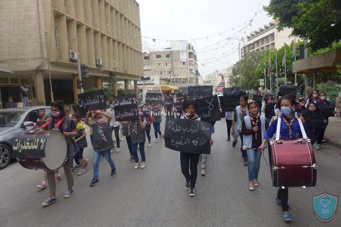 الشرطة ومفوضية كشافة ومرشدات محافظة نابلس تنظمان مسيرة ضد آفة المخدرات