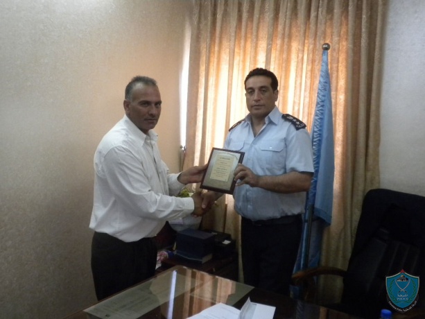 رئيس بلدية صوريف يكرم شرطة الخليل