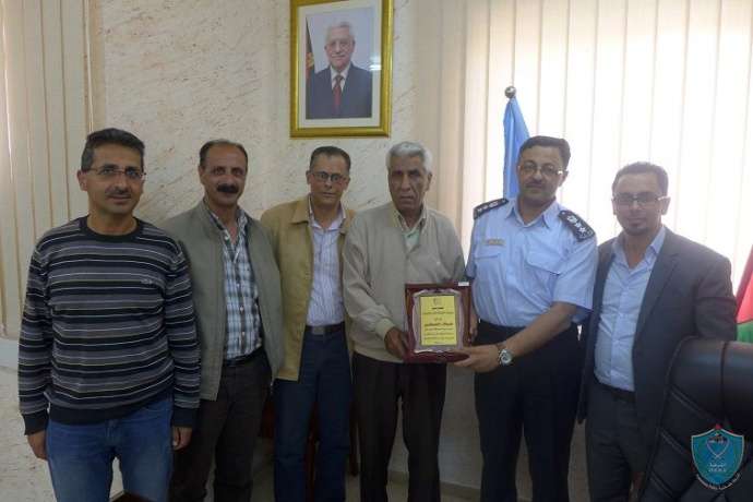عيادات النخبة لطب الأسنان تقدم درع شكر وتقدير لشرطة بيت لحم