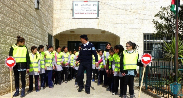 الشرطة تقدم التوعية وإلا رشاد في مدرسة بنات المزرعة القبلية الثانوية