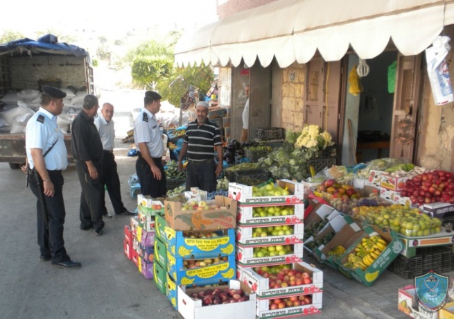 الشرطة والبلدية تشرع بحملة تنظيم الأسواق والبسطات العشوائية في سلفيت