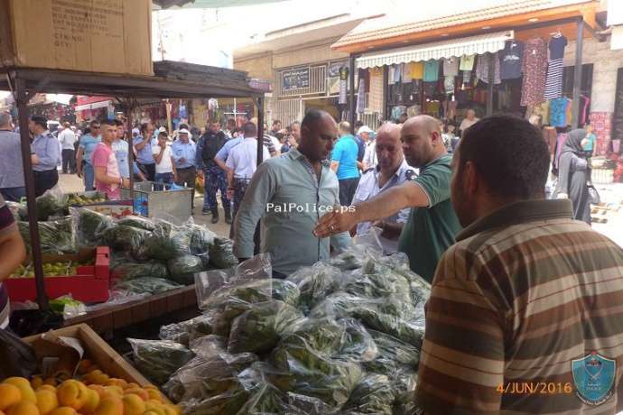 الشرطة تعمل على تنظم الأسواق وتزيل التعديات عن الطرق في جنين