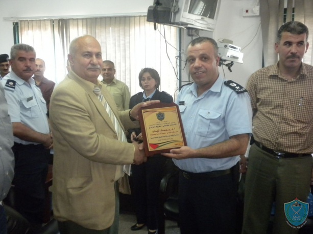 الشرطة تكرم الاستاذ الدكتور يوسف ذياب مدير فرع جامعة القدس المفتوحة بنابلس.