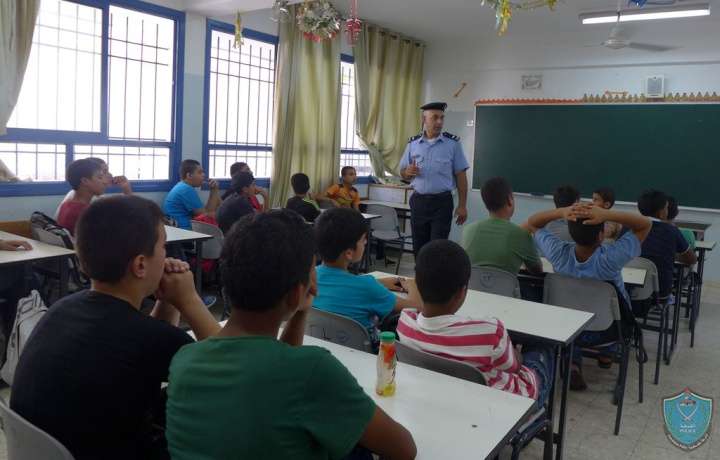 الشرطة تنظم محاضرة حول عمل قسم شرطة الإحداث لطلبة مدرسة  الصناعة  في طولكرم