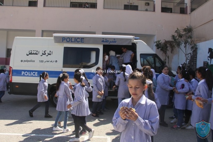 الشرطة تقدم التوعيه والارشاد في مدارس نعلين في رام الله
