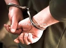 الشرطة تقبض على مطلوب صادر بحقه حكم غيابي بالسجن مدة عام في الخليل