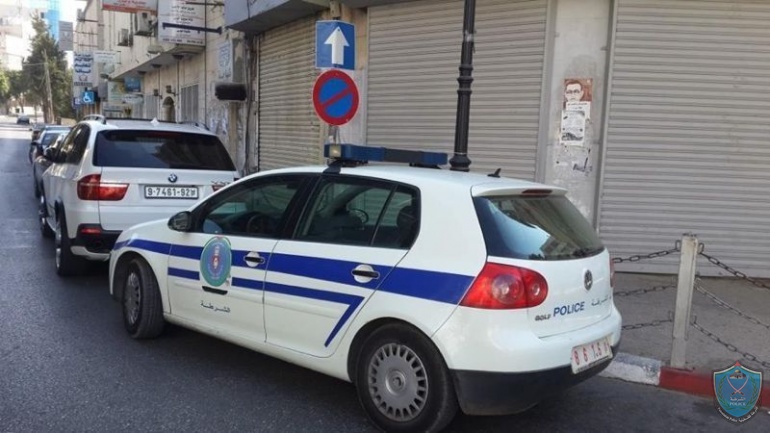 الشرطة تخالف سائق دورية شرطة لتوقفه في مكان ممنوع برام الله