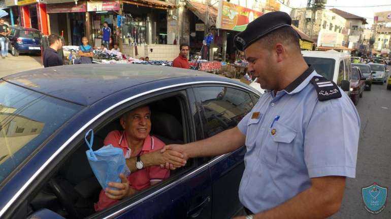الشرطة توزع المياه و التمور على الصائمين قبيل الإفطار في قلقيلية