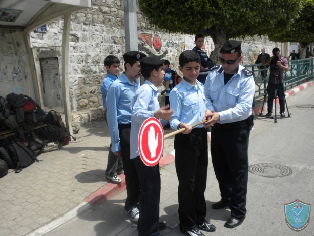 طلاب الشرطي الصغير ينتشرون في شوارع نابلس