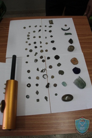 الشرطة تضبط 69 قطعة اثرية وحجرية واجهزة تنقيب في اريحا