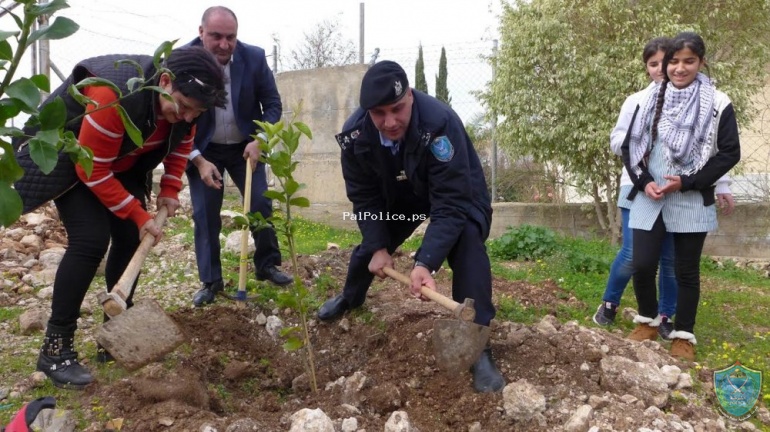 الشرطة تشارك في زارعة الأشجار المثمرة في مدرسة بنات سنيريا في قلقيلية