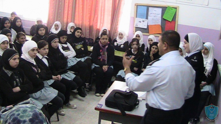 الشرطة تنظم محاضرات توعية للطالبات والأمهات بمدرسة رشدية المحتسب بالخليل