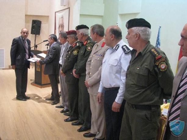 وزير الداخلية يرعى حفل تخريج دورة القيادات المتوسطة في كلية الشرطة في اريحا